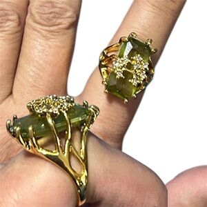 Elegant Gold & Green Women's Ring